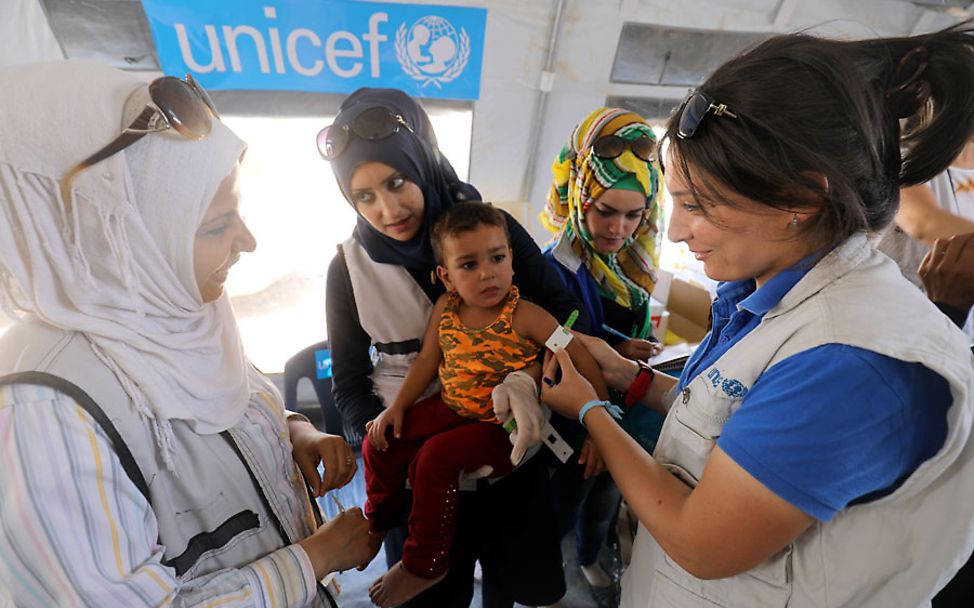 Rakka, Syrien: Untersuchung im Krankenzelt durch UNICEF-Helfer
