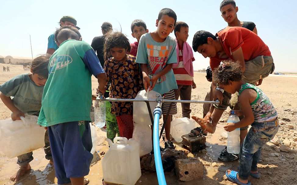 Rakka, Syrien: UNICEF-Helfer richten Wasserstellen für die Familien ein 