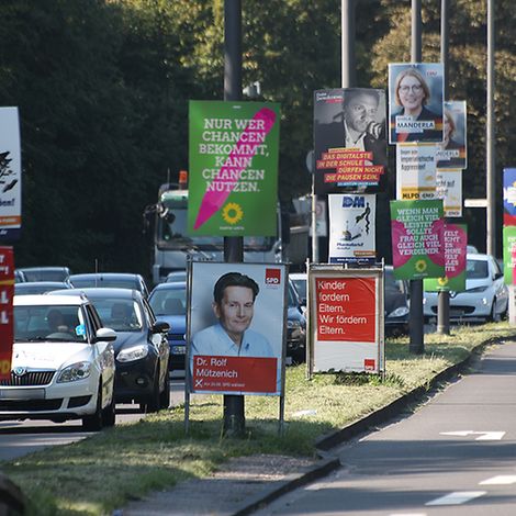 Bundestagswahl 2017: Straße mit Wahlplakaten der Parteien