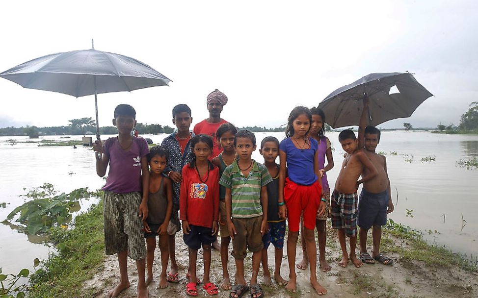 Monsun in Asien: Gruppe von Kindern im Überschwemmungsgebiet in Indien
