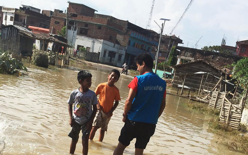 Monsunregen und Überschwemmungen in Asien: Bodh Narayan Shrestha im Überschwemmungsgebiet in Nepal