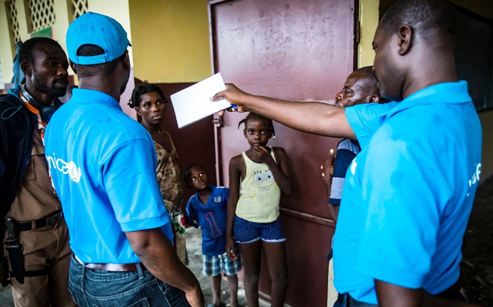 Hurrikan Haiti: UNICEF-Mitarbeiter Abner Dorvil und sein Team überprüfen eine Notunterkunft