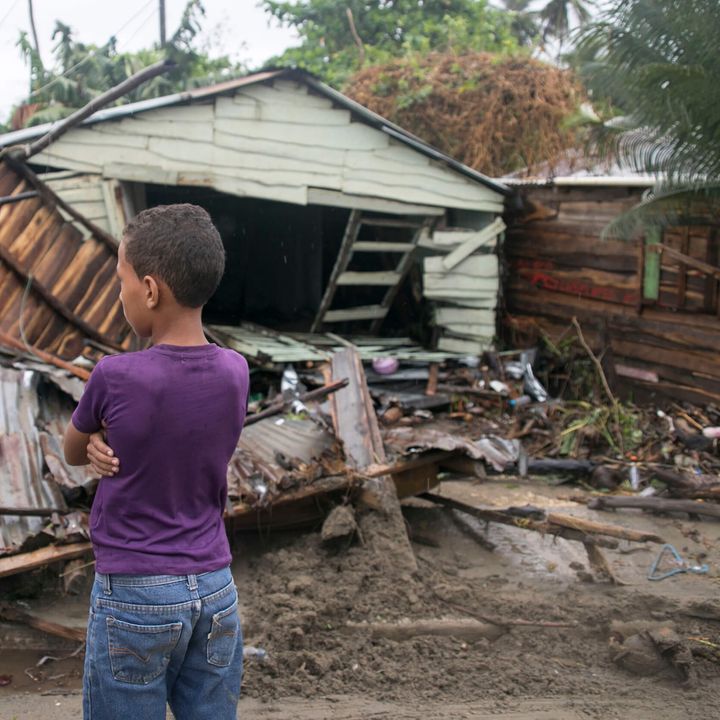 Hurrikan Irma: Junge steht vor vom Wirbelsturm zerstörten Häusern