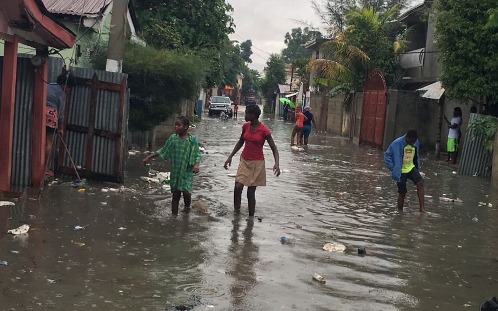 Hurrikan Haiti Irma: Kinder und Frauen waten durch eine überflutete Straße in Hinche