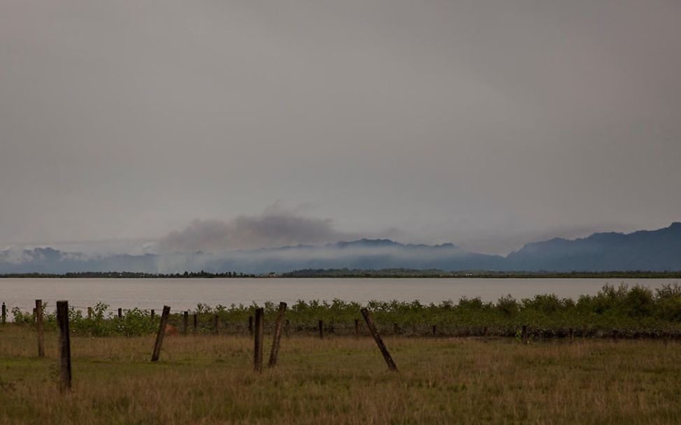 Die Rauchwolken am Horizont steigen von brennenden Häusern und Dörfern auf