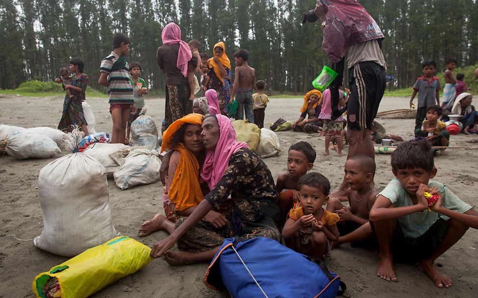 Eine Familie erholt sich nach der Überfahrt über den Golf von Bengalen