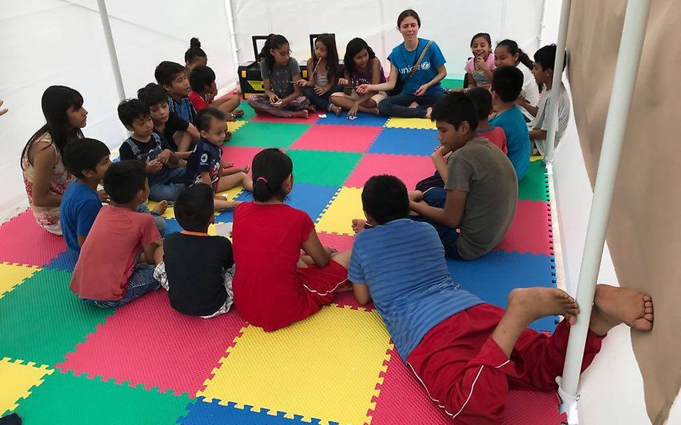 Mexiko Erdbeben: UNICEF-Mitarbeiterin mit Kindern im kinderfreundlichen Ort