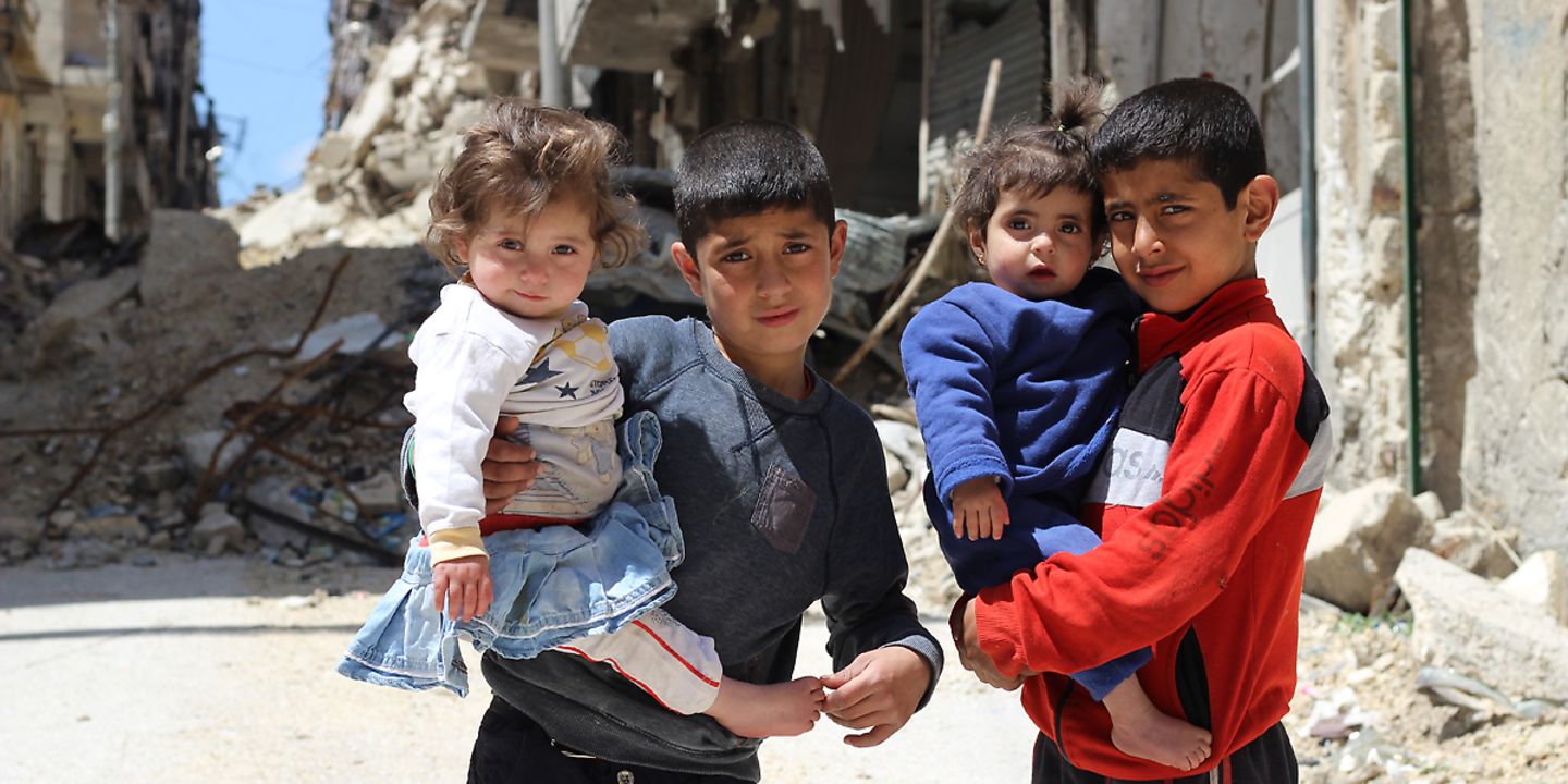 Syrien: Vier Kinder in den Trümmern von Aleppo