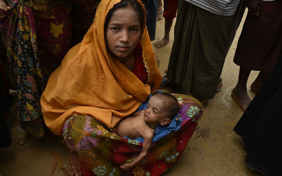 Rohingya-Bangladesch: Eine junge Mutter mit ihrem unterernährtem Kind. 