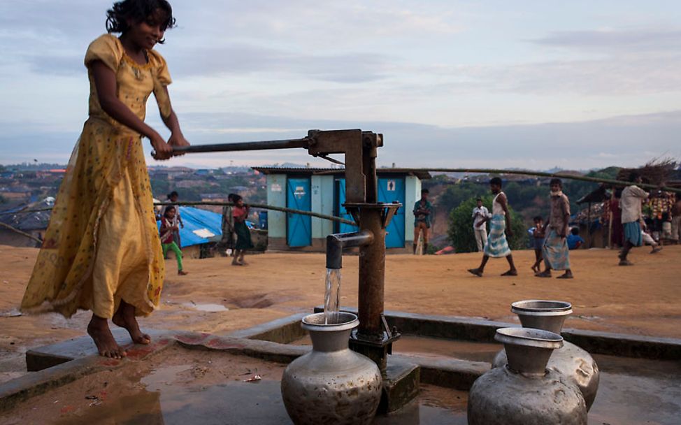Rohingya-Bangladesch: Ein Mädchen holt Wasser an der kürzlich installierten Pumpe.