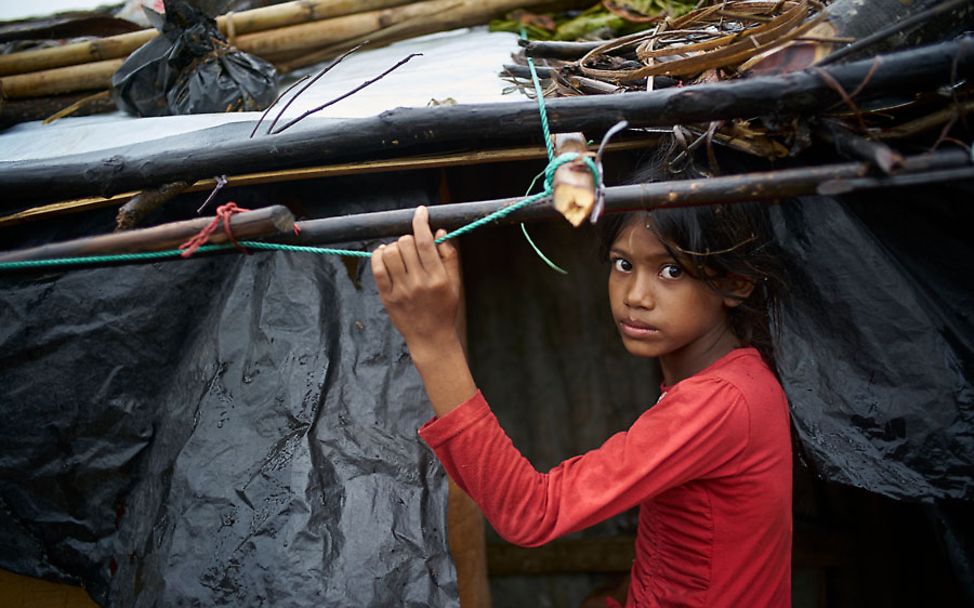 Rohingya-Bangladesch: Die achtjährige Yasmin steht vor dem Zelt, in dem sie mit ihrer Familie wohnt.