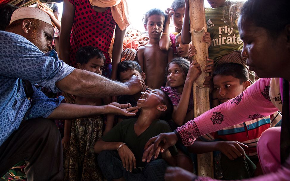 Ein Mann verabreicht eine Schluckimpfung gegen Cholera im Flüchtlingslager in Bangladesch.