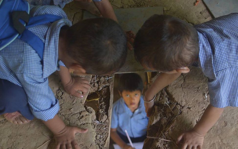 UNICEF baut Schulen in Nepal wieder auf 