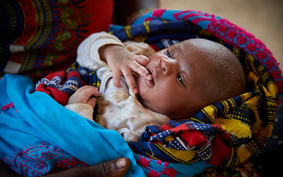 Kindersterblichkeit: Die neun Tage alte Manso ist warm eingepackt. täglich starben über 7.000 Babys kurz nach ihrer Geburt.