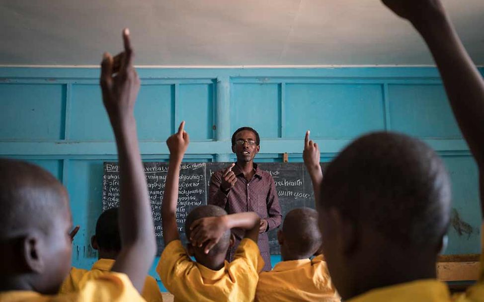 Entwicklung beginnt mit den Kindern: Schulunterricht in einer von UNICEF unterstützen Schule in Somalia.