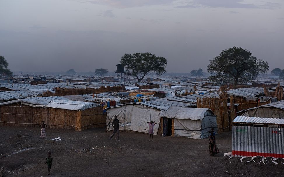 Kinder im Überlebensland: Kinder vor dem Schutzlager der Vereinten Nationen im Südsudan.
