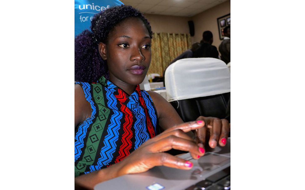 Malawi: Eine junge Bloggerin am Laptop
