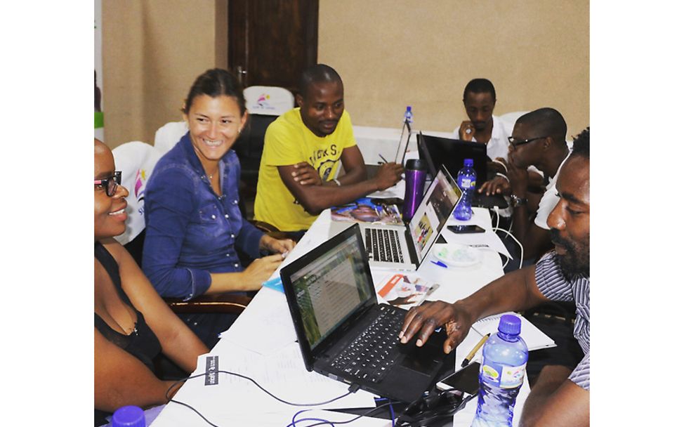 Malawi: Sandra Thier bei einem Workshop mit angehenden Bloggern