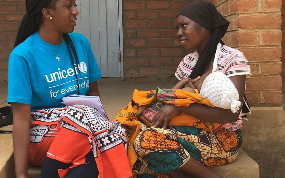 Malawi: Eine UNICEF-Mitarbeiterin widmet sich einer jungen Frau