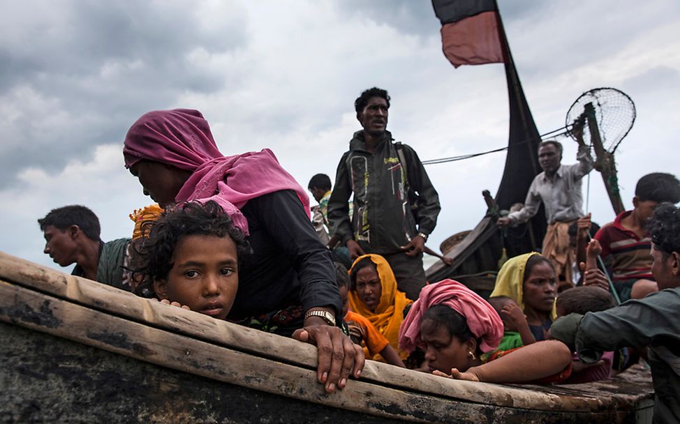 Rohingya: Flüchtlinge an Bord eines kleinen Schiffes