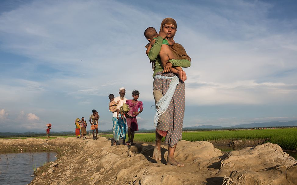 Rohingya: Eine Mutter trägt ihr Baby auf dem Arm