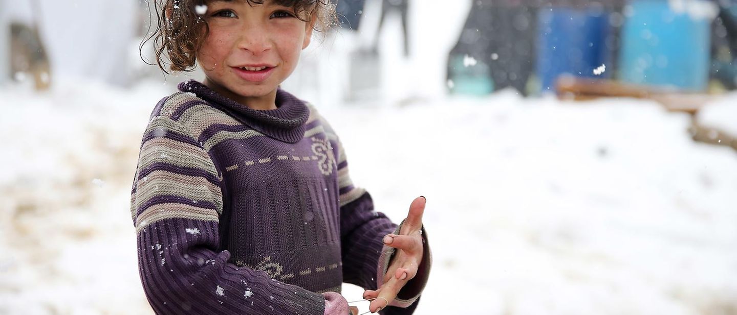Syrien: Ein Mädchen steht im syrischen Schnee in einem Flüchtlingslager