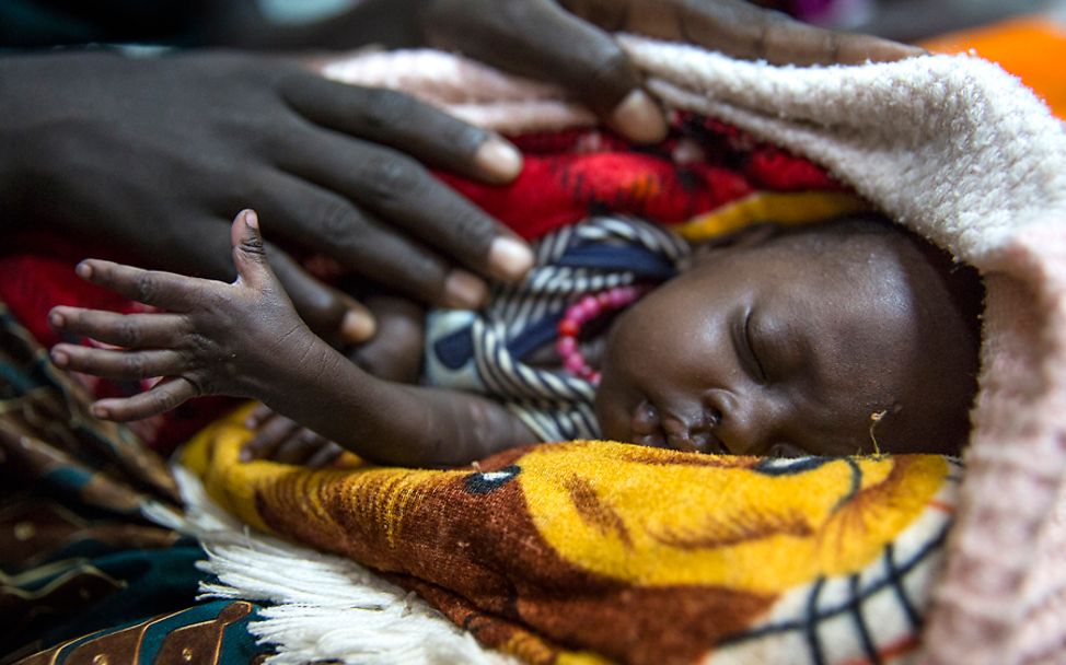 Südsudan: Ein schlafendes Baby in einer Decke