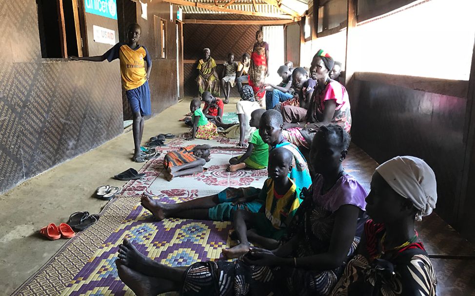 Südsudan: Eine Warteschlange vor den Behandlungsräumen im Krankenhaus