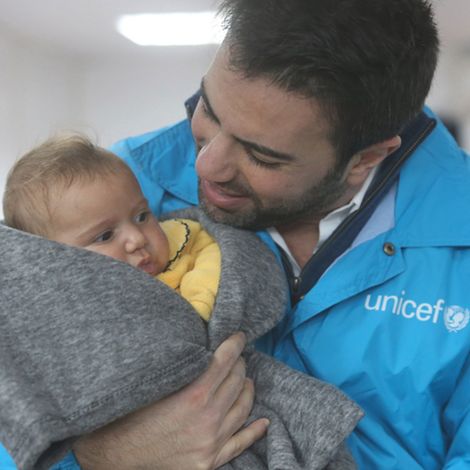 Die Fleecedecke hält Kinder warm | © UNICEF