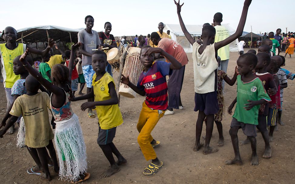 Südsudan: Die Kinder tanzen und singen in einem Child Friendly Space
