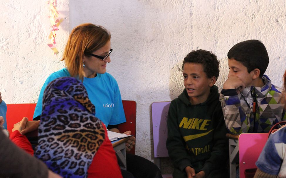Syrien: UNICEF-Mitarbeiterin Ninja Charbonneau spricht mit dem 11-jährigen Jaddaa