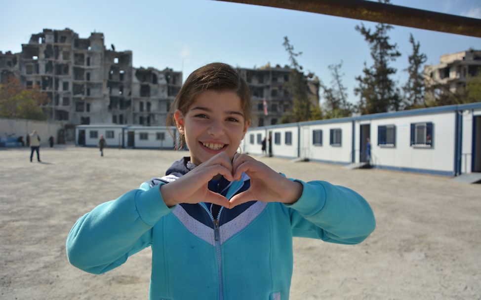Syrien: Wahida steht vor ihrer Schule und wünscht sich, dass alle Kinder in Sicherheit sind