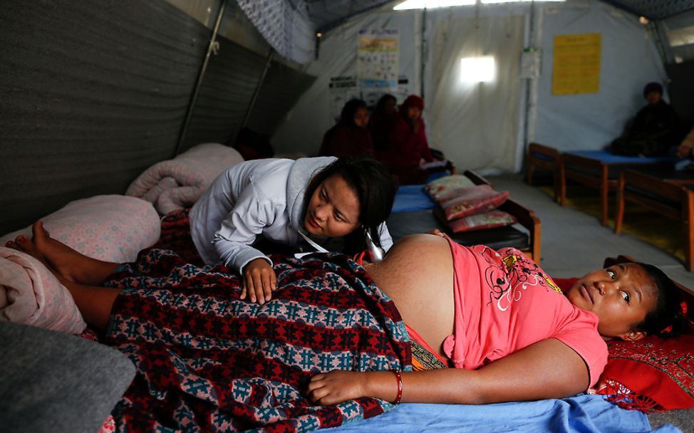 Nepal: Eine schwangere Frau wird in einer Notunterkunft untersucht