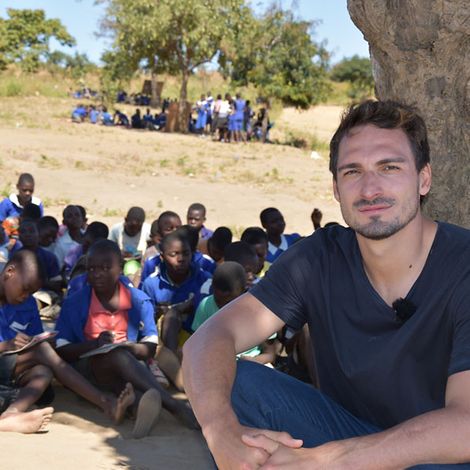 Mats Hummels besucht Malawi.