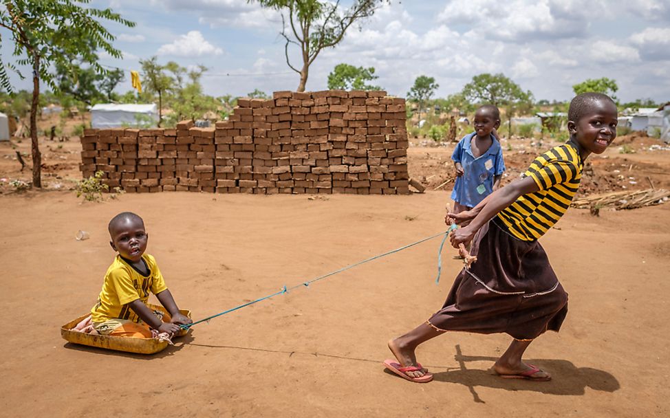 Uganda: Flüchtlingskinder spielen im Flüchtlingslager Bidibidi