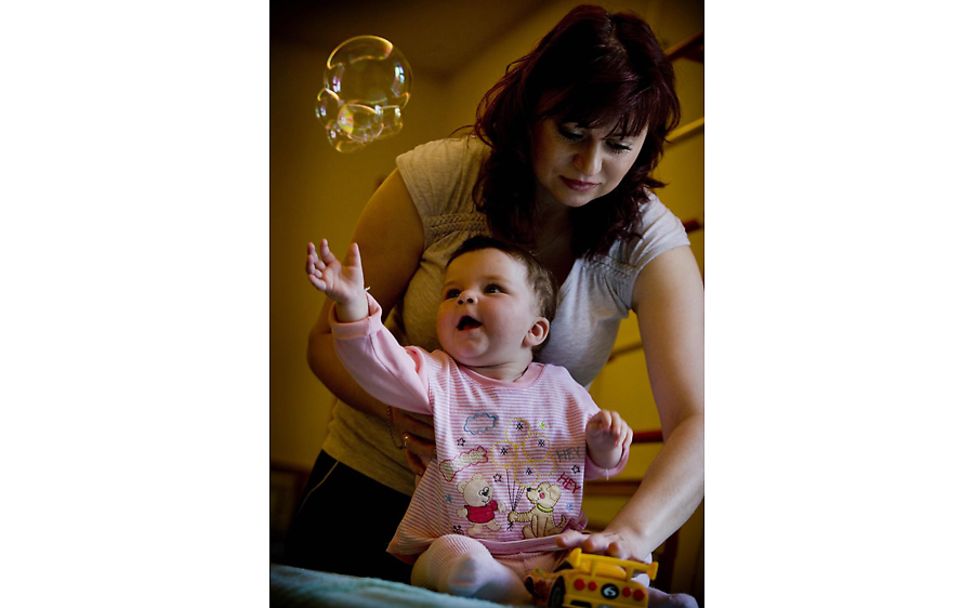 Moldavien: Julia kümmert sich um ihre einjährige Tochter Dania