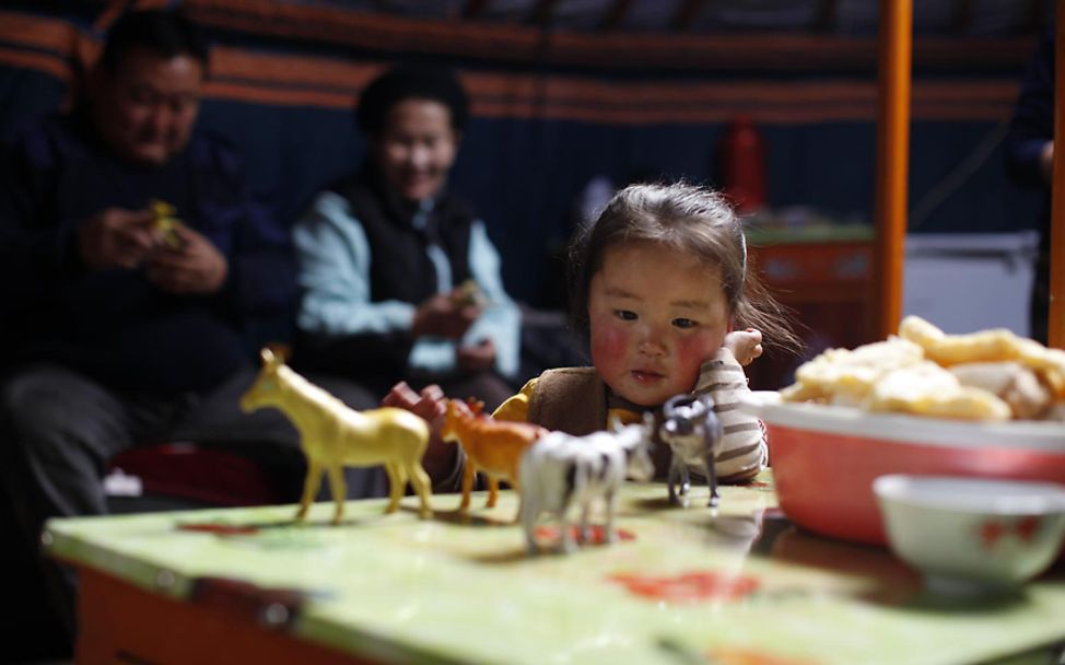 Mongolei: M. Sarangoo spielt mit ihren Tier-Spielzeug
