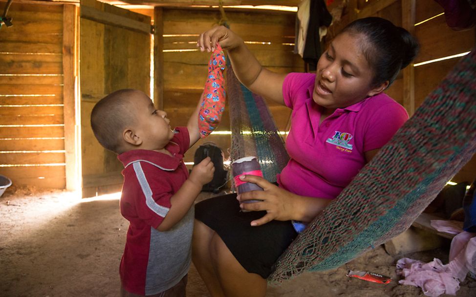 Belize: Abner spielt mit einem Spielzeug in dem Dorf San Felipe
