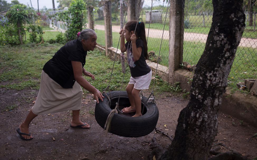 Belize: Conzuelo spielt mit ihrer Urenkelin auf einer selbstgemachten Schaukel
