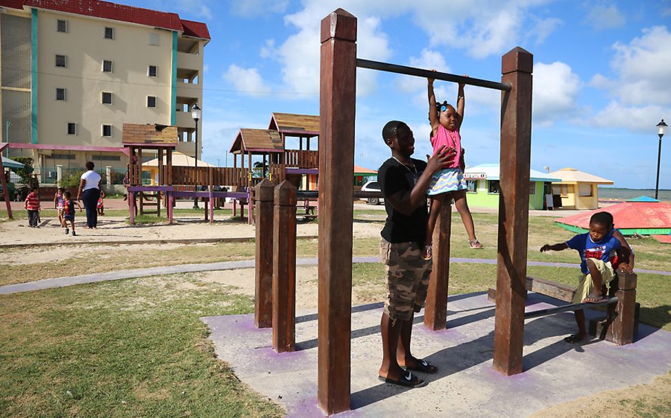 Belize: Kinder spielen auf einem Spielplatz in Belize City