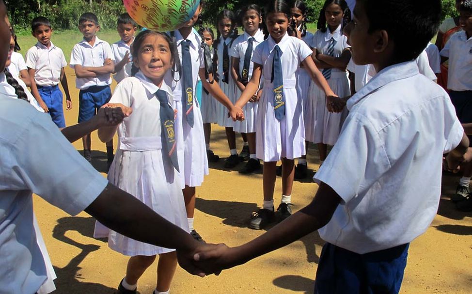 Schule in Sri Lanka: Kinder spielen mit einem Ballon