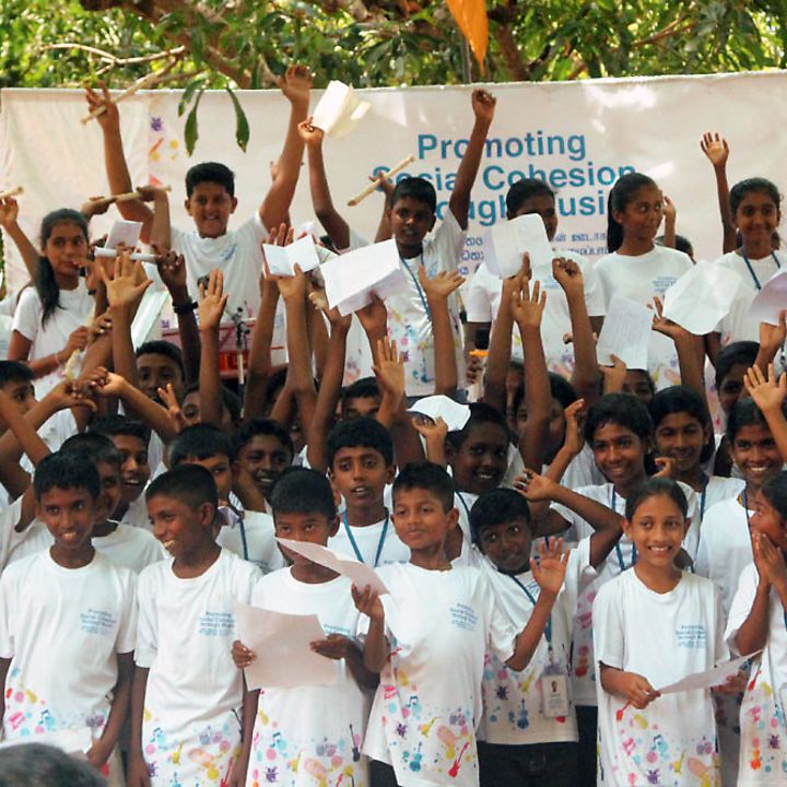 Gemeinsames Musikkonzert von Schulkindern in Sri Lanka
