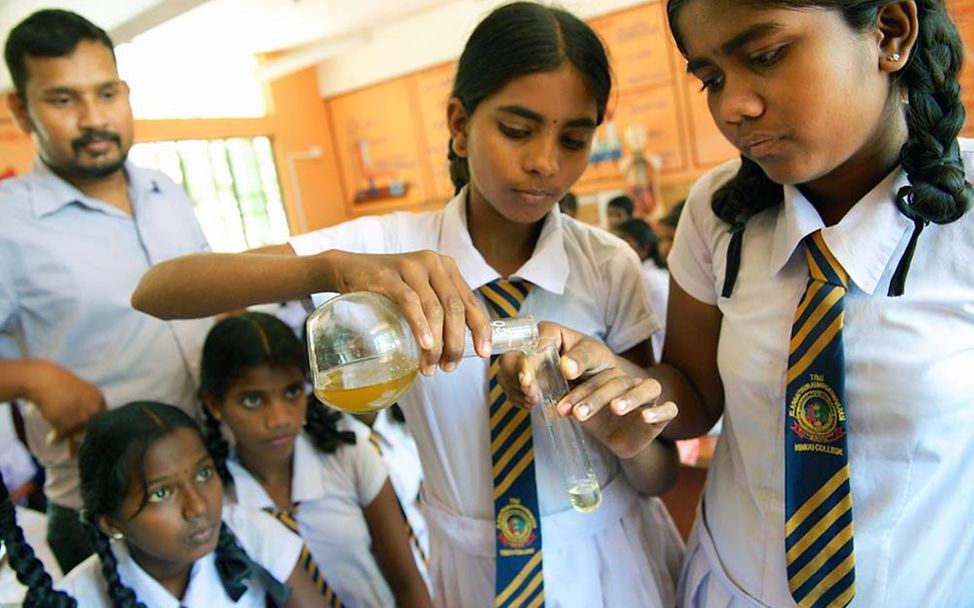 Bildung in Sri Lanka: Schülerinnen führen ein Experiment durch