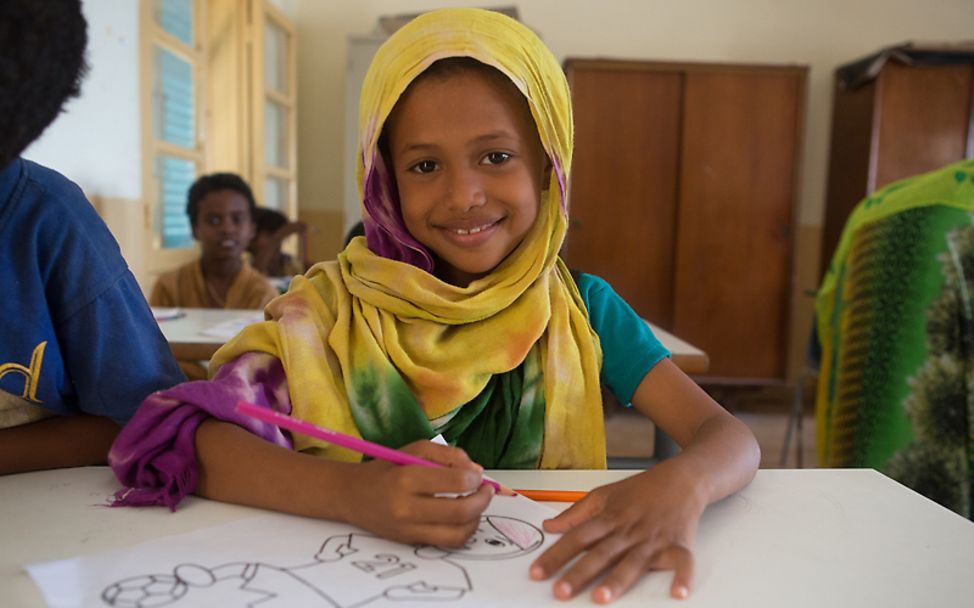 Djibouti: Ein Mädchen malt in der Schule