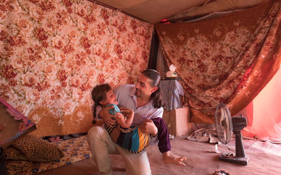 Muhammed Muheisen und Zahra in einem Zelt im jordanischen Flüchtlingslager