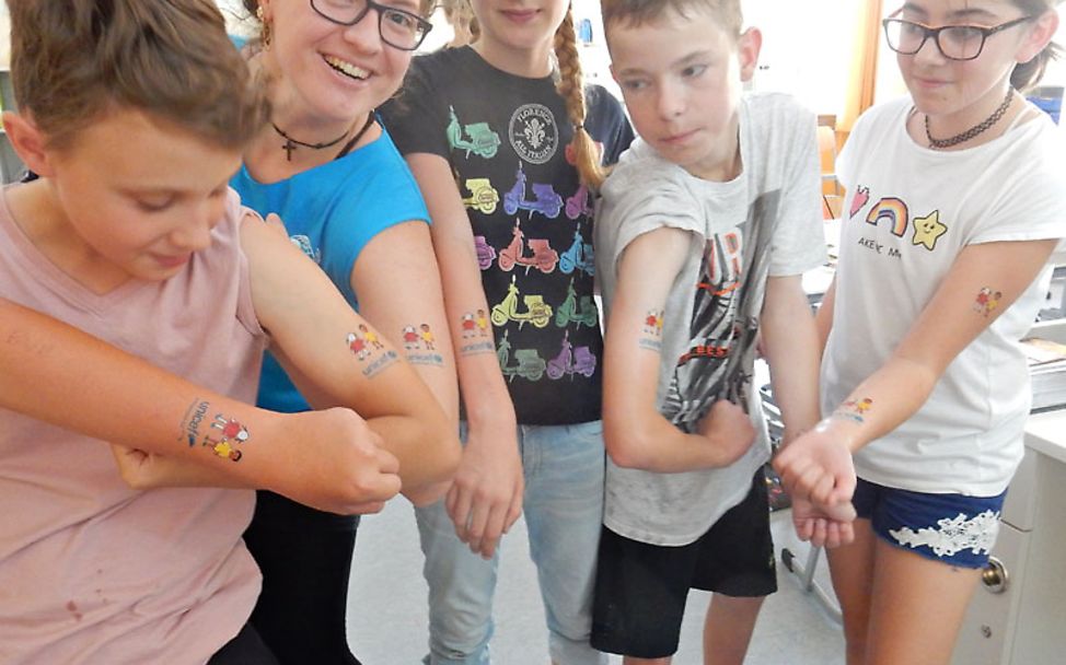 Sieben Gründe für's Ehrenamt: Kerstin Schönenborn und Kinder mit UNICEF-Tattoo.