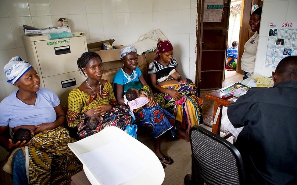Sierra Leone: Mutter mit Tochter bei der Geburtennachkontrolle