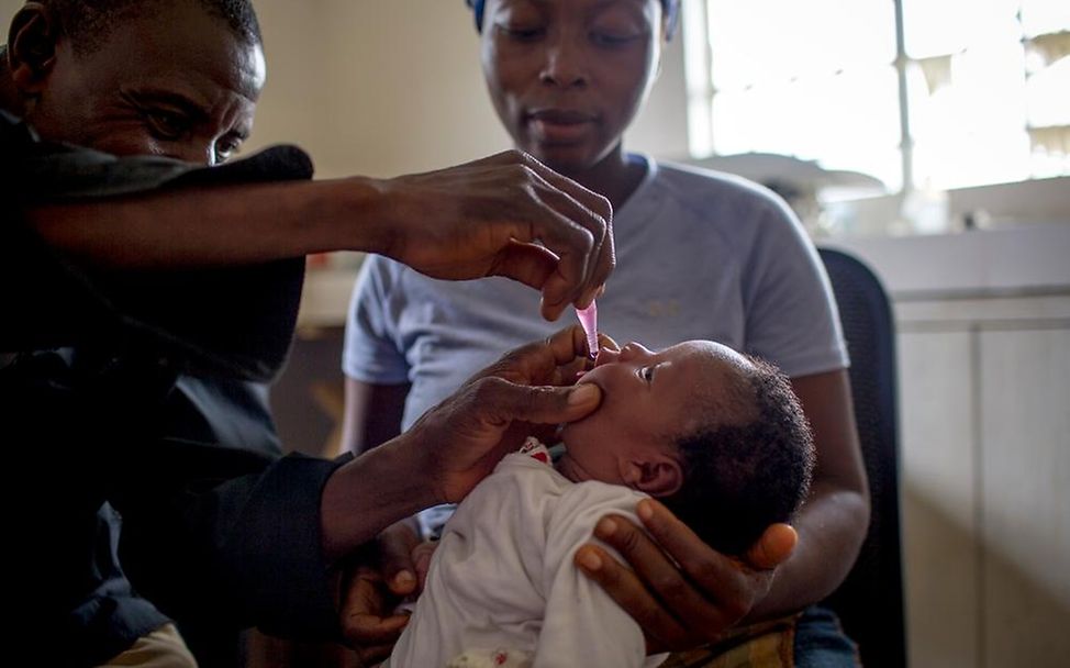 Sierra Leone: Baby wird gegen Kinderlähmung geimpft