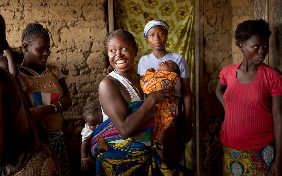 Sierra Leone: Mutter und Baby werden im Dorf begrüßt