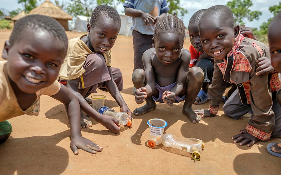 Uganda: Die Jungs basteln fleißig an ihrem Spielzeug